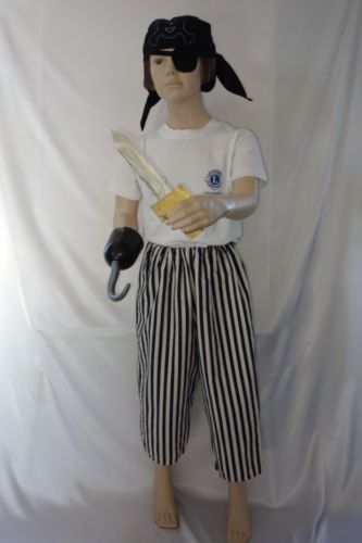 23 pantalons (dont 5 courts)
23 épées (à partager avec costume fille)
6 crochets
6 foulards
6 cache œil
t-shirt non fourni
ref:1144/2083 + 4050 + 4051 + 4052 + 4053